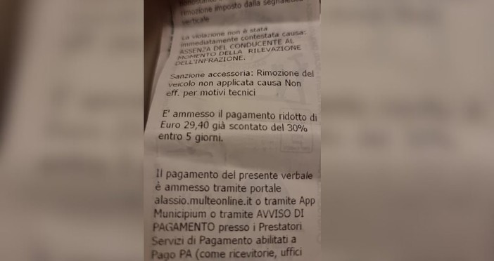 Alassio, a scuola per prendere i bimbi: multati per la sosta in divieto Alassio, a scuola per prendere i bimbi: multati per la sosta in divieto