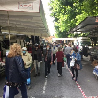 Savona, il mercato del lunedì riparte a pieno regime: applauso degli ambulanti alle vittime Covid
