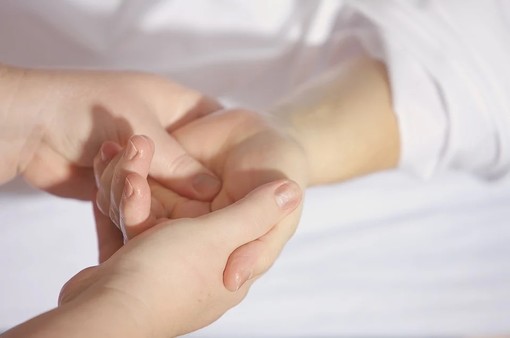 Prosegue il dramma di una madre nel Savonese: negato uno dei giorni di permesso per stare accanto alla figlia disabile