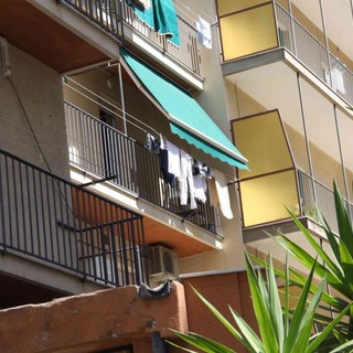 Alassio: donna precipita dal secondo piano di un palazzo