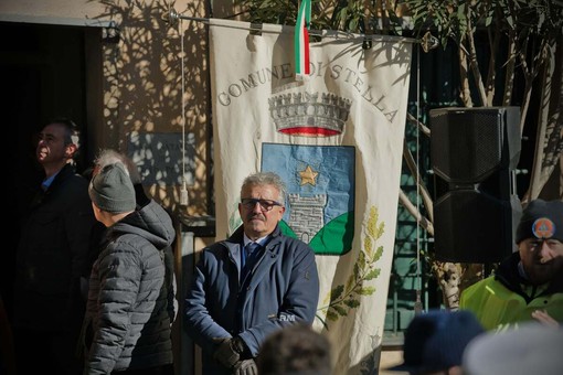 Saluto fascista a Stella, il vicesindaco Donati si dimette: "Gesto assolutamente deplorevole in un contesto scherzoso, chi mi conosce sa che è lontano dalle mie ideologie politiche" Saluto fascista a Stella, il vicesindaco Donati si dimette: "Gesto assolutamente deplorevole in un contesto scherzoso, chi mi conosce sa che è lontano dalle mie ideologie politiche"