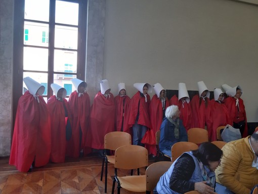 Savona, no al Ddl Pillon, donne in consiglio comunale con mantello e copricapo, sindaco Caprioglio: "Va rivisto il decreto"