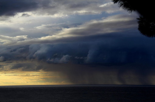 Meteo: piogge e temporali oggi, bel tempo a Ferragosto