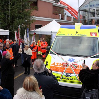Savona, la Croce Bianca inaugura una nuova ambulanza: medaglie alla memoria a Aldo Pastore e Antonio Sordi (FOTO)