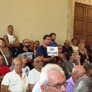 Savona, consiglio comunale "bollente" sul bitume. Berruti: "Passare attraverso la VIA", Cinque Stelle: "Tempo scaduto, chi è incompetente paghi"
