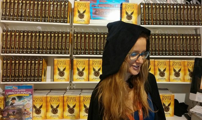 Una folla di maghetti in attesa del libro di Harry Potter alla Ubik Una folla di maghetti in attesa del libro di Harry Potter alla Ubik