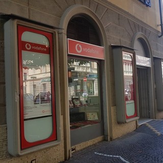 Albenga, i vandali colpiscono nuovamente il negozio "FT Communication"