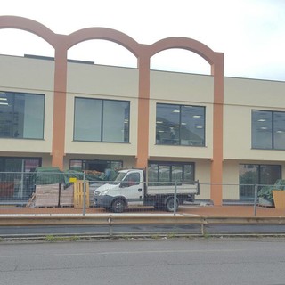 Ceriale, in arrivo negozio cinese sull'Aurelia: le prime conseguenze con la chiusura del Moby Store