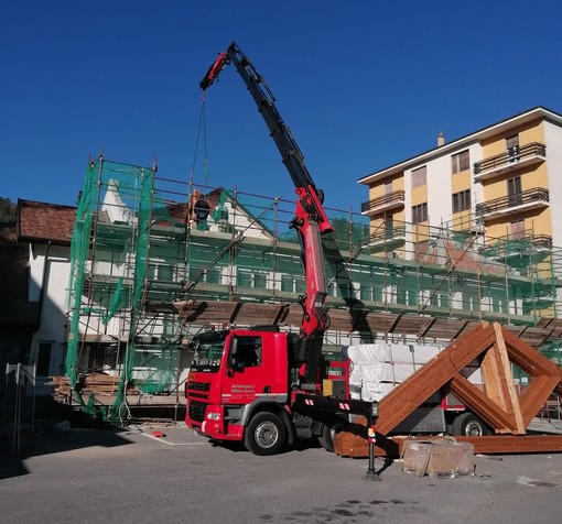 Calizzano, iniziato il montaggio del nuovo tetto della palestra scolastica (FOTO)