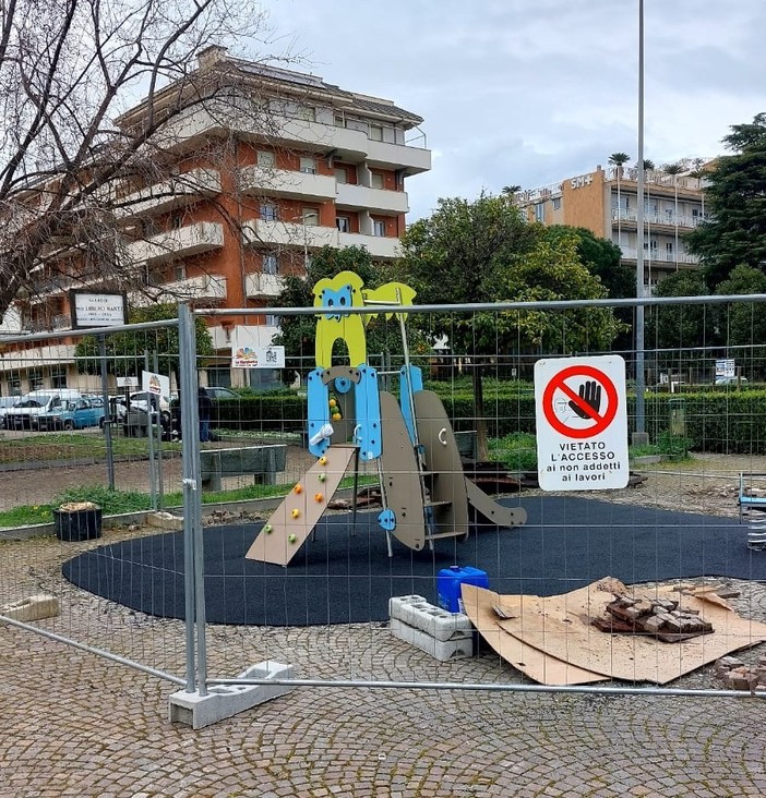 Albenga, una nuova palestra all’aperto inclusiva in piazza Pertini (FOTO)