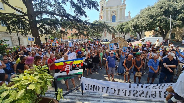 Rigassificatore, il no secco nel presidio davanti al Comune di Vado: "Non lo vogliamo" (FOTO E VIDEO) Rigassificatore, il no secco nel presidio davanti al Comune di Vado: "Non lo vogliamo" (FOTO E VIDEO)