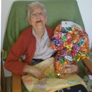 Calizzano, il comune dona uova di Pasqua ai bambini e alla centenaria 'nonna' Celestina (FOTO)
