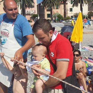 A Finale Ligure una dimostrazione di pesca alla sciabica