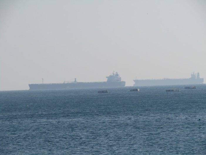 La nave Seacharm e sullo sfondo la petrolira Seajewel intenta a spostarsi verso il porto di Savona