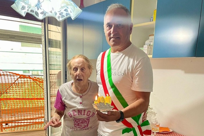 Albisola, nonna Marfisa entra nel club dei centenari: il sindaco le consegna un mazzo di fiori Albisola, nonna Marfisa entra nel club dei centenari: il sindaco le consegna un mazzo di fiori