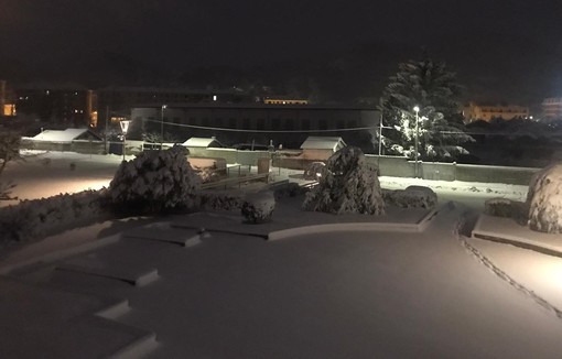 La neve torna a fare capolino nell'entroterra: previsioni meteo prossime ore. A6 chiusa al traffico pesante La neve torna a fare capolino nell'entroterra: previsioni meteo prossime ore. A6 chiusa al traffico pesante