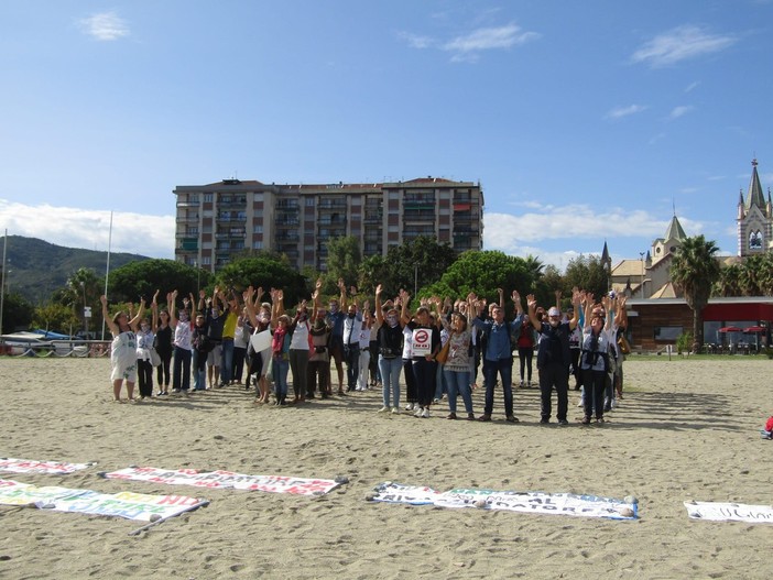 Rigassificatore, prosegue la protesta: un No "umano" contro il progetto sulla spiaggia di Zinola (FOTO) Rigassificatore, prosegue la protesta: un No "umano" contro il progetto sulla spiaggia di Zinola (FOTO)