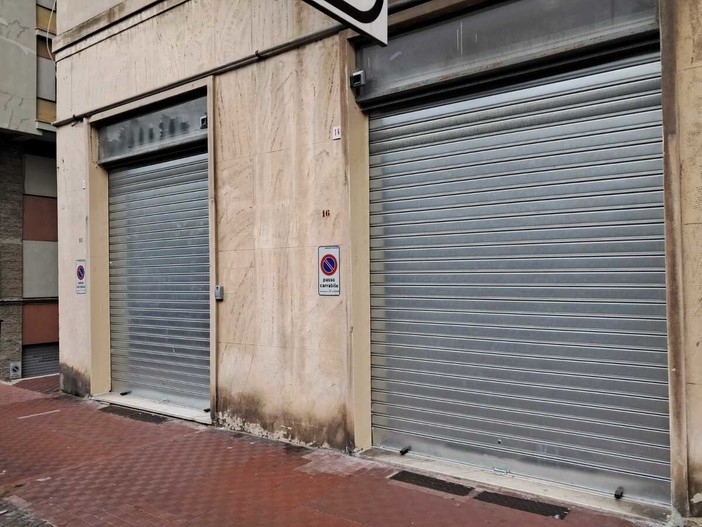 Savona, negozi chiusi e trasformati in box, la crisi del commercio cambia il volto dei quartieri periferici