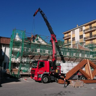 Calizzano, iniziato il montaggio del nuovo tetto della palestra scolastica (FOTO)