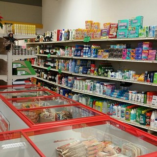 Battere la crisi: a Boissano la famiglia Sardo riapre l'alimentari del centro