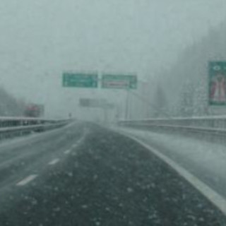 Viabilità e maltempo: neve sulla A10 tra Ceva e Millesimo