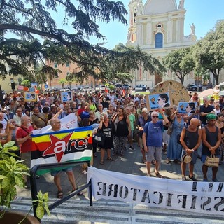 Rigassificatore, il no secco nel presidio davanti al Comune di Vado: "Non lo vogliamo" (FOTO E VIDEO) Rigassificatore, il no secco nel presidio davanti al Comune di Vado: "Non lo vogliamo" (FOTO E VIDEO)