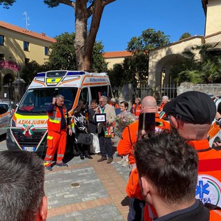 Da "Pietra su Pietra" alla realtà: inaugurata la nuova ambulanza di Pietra Soccorso Da "Pietra su Pietra" alla realtà: inaugurata la nuova ambulanza di Pietra Soccorso