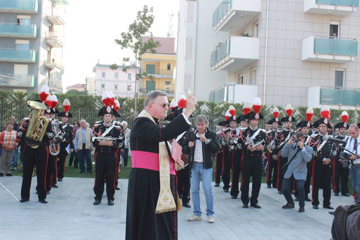 Assenza del Vescovo Olivieri all'inaugurazione del monumento dei Carabinieri ad Albenga