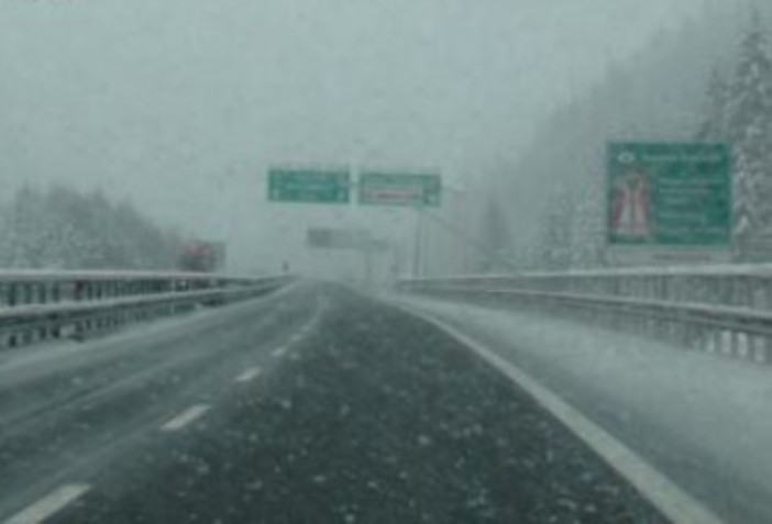 Viabilità e maltempo: neve sulla A10 tra Ceva e Millesimo