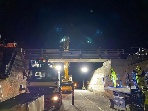 Varazze, posato il nuovo ponte sostitutivo sopra l'A10: nella mattinata di venerdì la riapertura al traffico Varazze, posato il nuovo ponte sostitutivo sopra l'A10: nella mattinata di venerdì la riapertura al traffico
