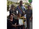 Albisola, nonna Teresa entra nel club dei centenari: il sindaco le consegna un attestato e un mazzo di fiori