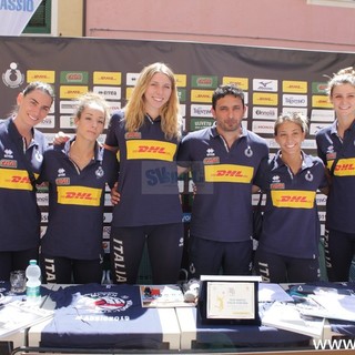 Il grande abbraccio di Alassio all'Italvolley femminile: sorrisi ed entusiasmo per il vernissage nel cuore della Città del Muretto (FOTO e VIDEO)