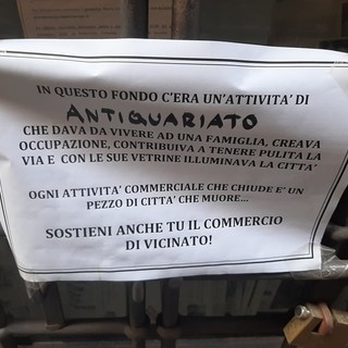 Savona, il commercio in ginocchio in via Pia e spuntano i cartelli: "Ogni attività commerciale che chiude è un pezzo di città che muore" (FOTO)