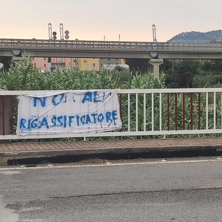 Rigassificatore, il Pd di Quiliano tuona contro Toti: "Sta prendendo a schiaffi il territorio savonese e i suoi abitanti" Rigassificatore, il Pd di Quiliano tuona contro Toti: "Sta prendendo a schiaffi il territorio savonese e i suoi abitanti"