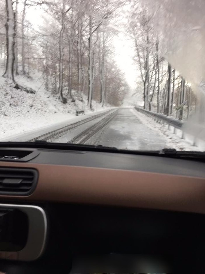 Il maltempo porta la prima neve sul colle del Melogno