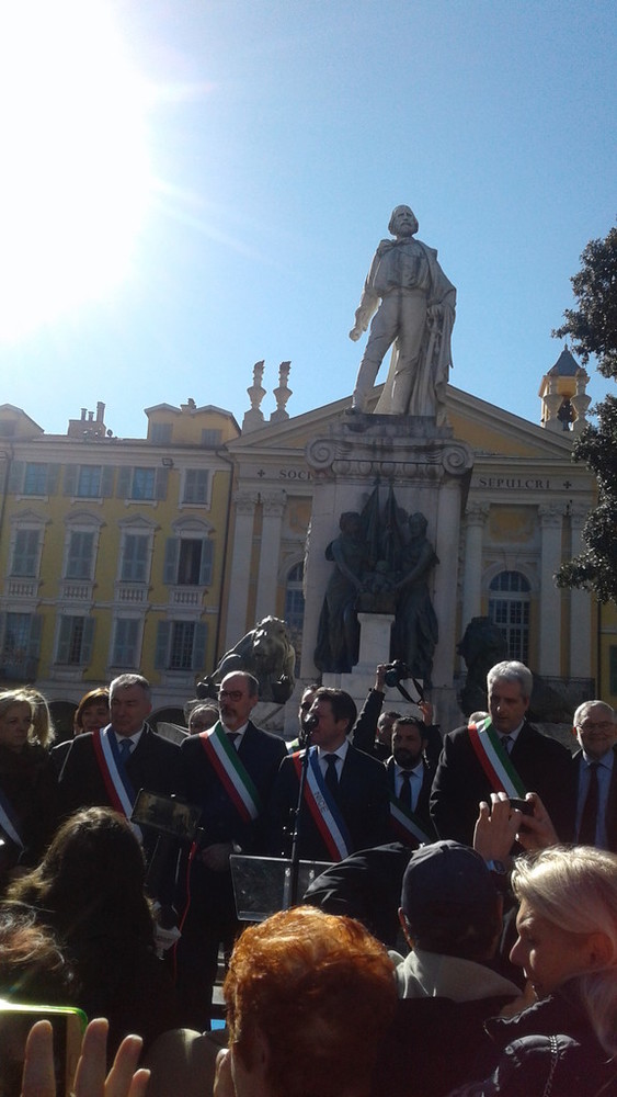 Nizza: garofani rossi sulla targa commemorativa del Presidente Sandro Pertini Nizza: garofani rossi sulla targa commemorativa del Presidente Sandro Pertini