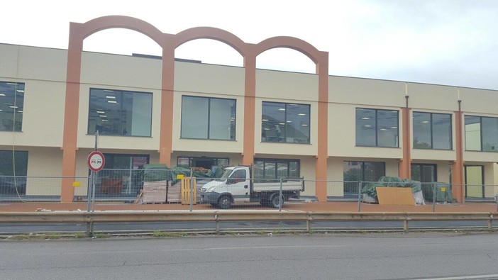 Ceriale, in arrivo negozio cinese sull'Aurelia: le prime conseguenze con la chiusura del Moby Store Ceriale, in arrivo negozio cinese sull'Aurelia: le prime conseguenze con la chiusura del Moby Store