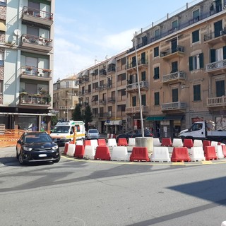 Albisola, prende vita la nuova rotonda sperimentale tra corso Mazzini e corso Ferrari (FOTO e VIDEO)