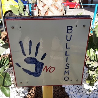 Albissola, nell'aiuola davanti alle scuole posizionata una targa contro il bullismo (FOTO)