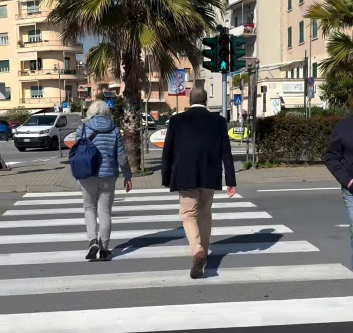 Albissola, attivo il nuovo semaforo a chiamata tra Piazza Vittorio Veneto e viale Matteotti