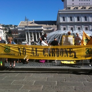 Presidio a Genova contro il carbone:"Abbattere subito l'inquinamento delle centrali, il carbone è insostenibile e va superato"