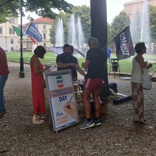 Uno dei banchetti di Italexit per dire no al Green Pass