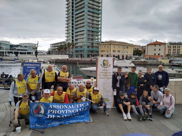 "No mozziconi in Darsena": successo per la raccolta organizzata da Assonautica