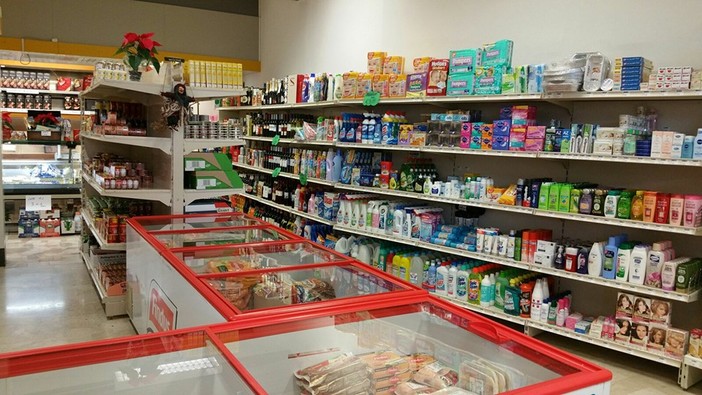 Battere la crisi: a Boissano la famiglia Sardo riapre l'alimentari del centro Battere la crisi: a Boissano la famiglia Sardo riapre l'alimentari del centro