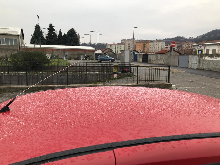 I primi fiocchi di neve scendono a Cairo Montenotte (VIDEO)