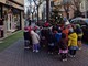 Albenga, i bambini decorano l'albero di Natale di Vadino