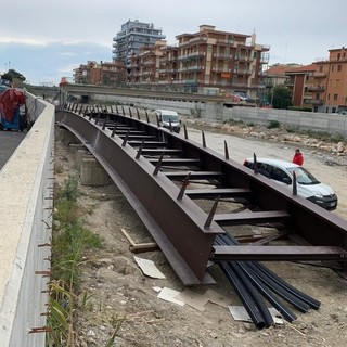 Borghetto, una diretta streaming per consentire a tutti di assistere alla posa della passerella Borghetto, una diretta streaming per consentire a tutti di assistere alla posa della passerella