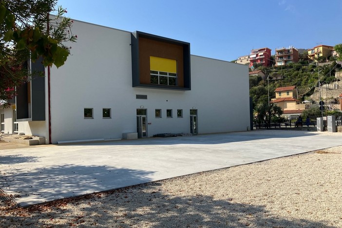 Alassio, ultime rifiniture per la scuola media di via Gastaldi: previsto un open-day per la visita dei cittadini