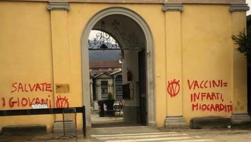 Cairo, scritte no vax sui muri del cimitero