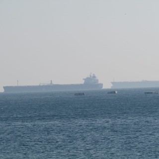 La nave Seacharm e sullo sfondo la petrolira Seajewel intenta a spostarsi verso il porto di Savona